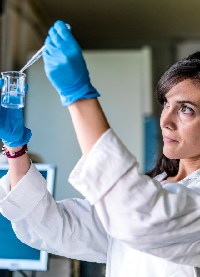 Tecnico di laboratorio Acea al lavoro