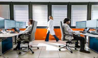 Impiegati al lavoro in ufficio