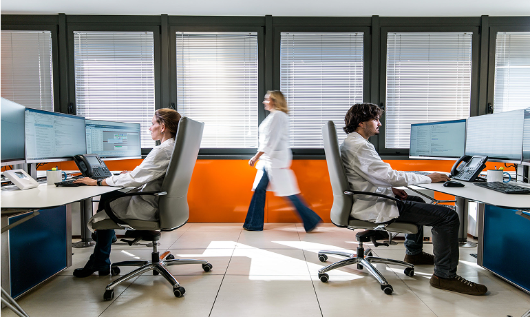 Impiegati al lavoro in ufficio