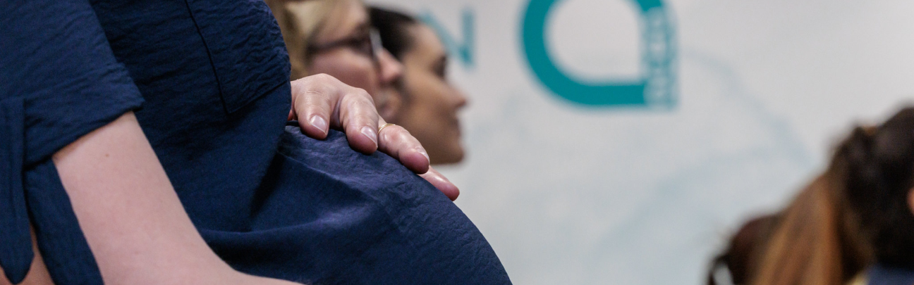 Donna incinta che si tocca la pancia