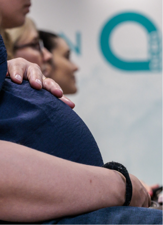 Donna incinta che si tocca la pancia