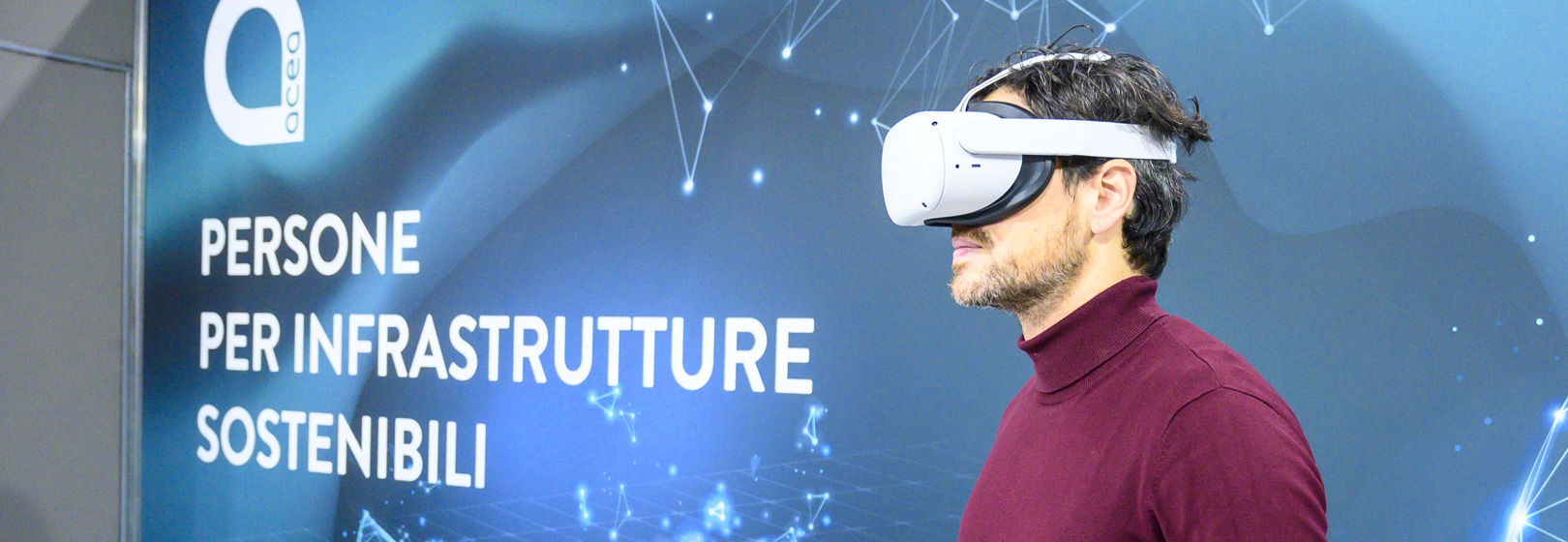 Un ragazzo indossa un visore VR