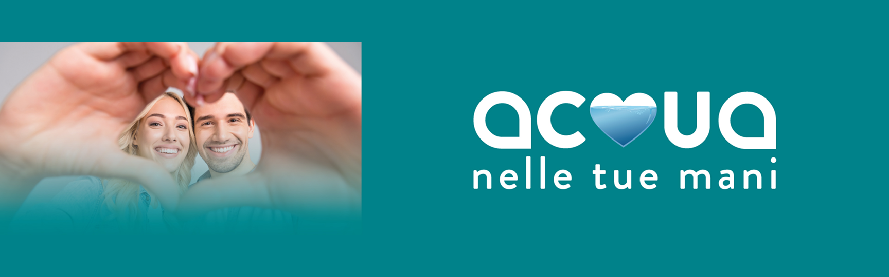 Un uomo e una donna, sorridenti, guardano l'obiettivo creando la forma di un cuore con le loro mani