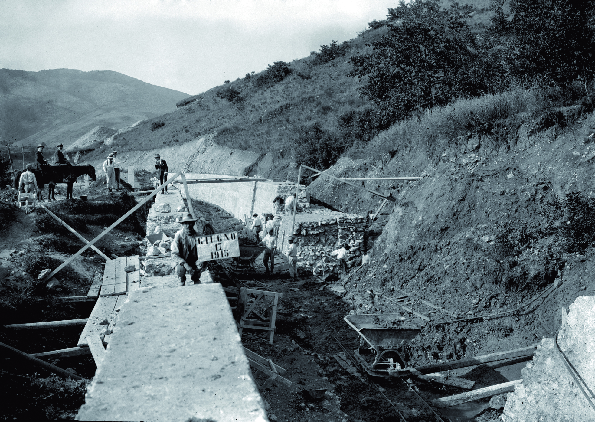 foto in bianco e nero di un cantiere