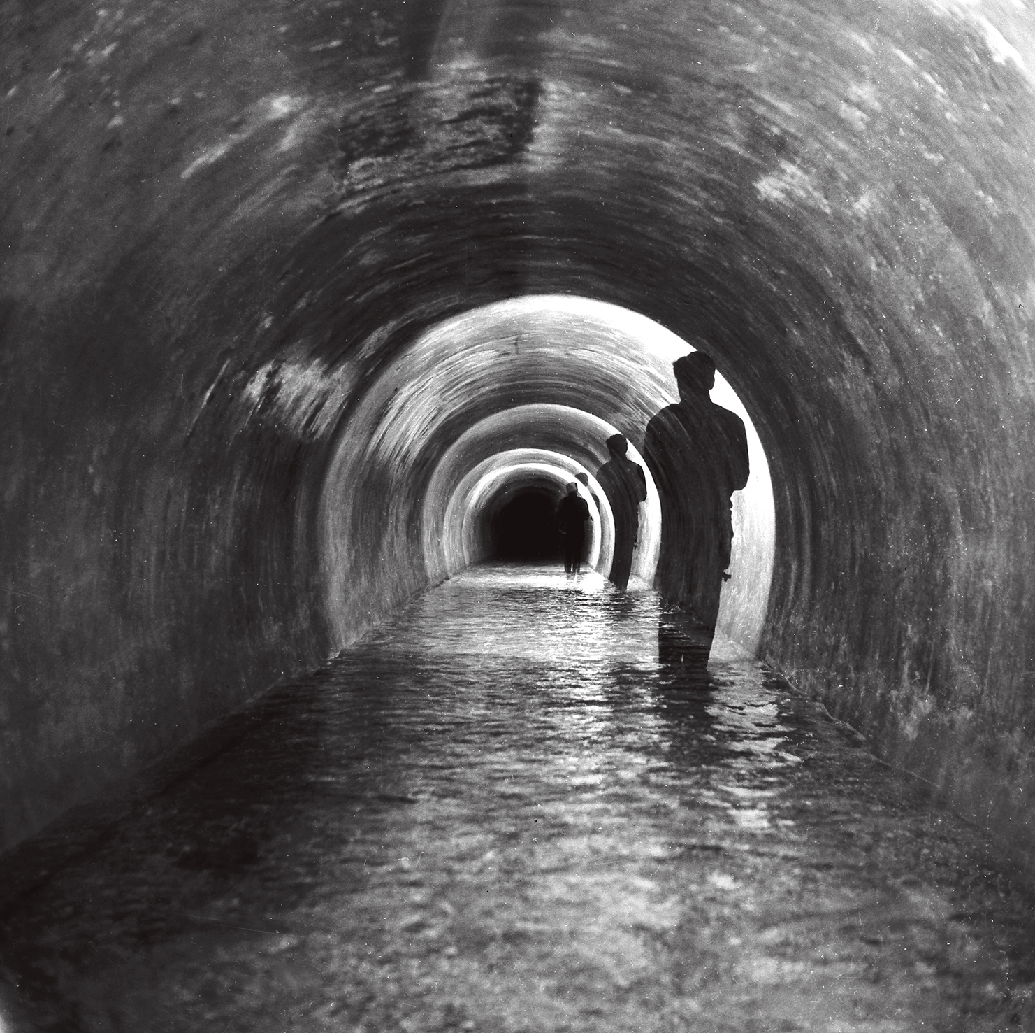 foto in bianco e nero della galleria dell'acquedotto del Peschiera
