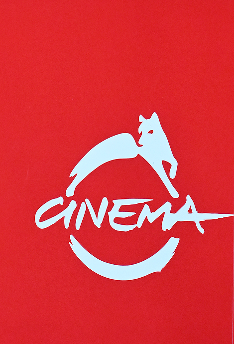logo festa del cinema composto dalla scritta cinema e un lupo