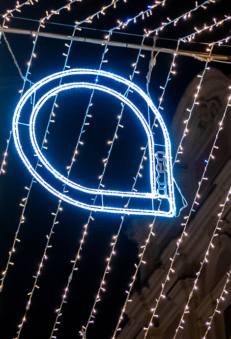 luminaria di natale a forma di logo acea