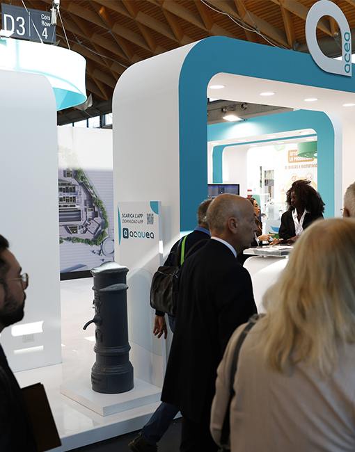 Stand Acea all'evento Ecomondo 2025 con un "nasone", tipica fontanella romana, esposta