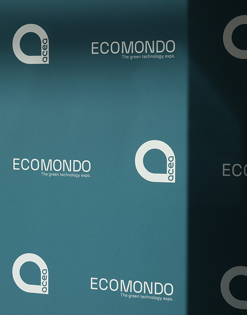 Pannello con i loghi di Ecomondo e del Gruppo Acea