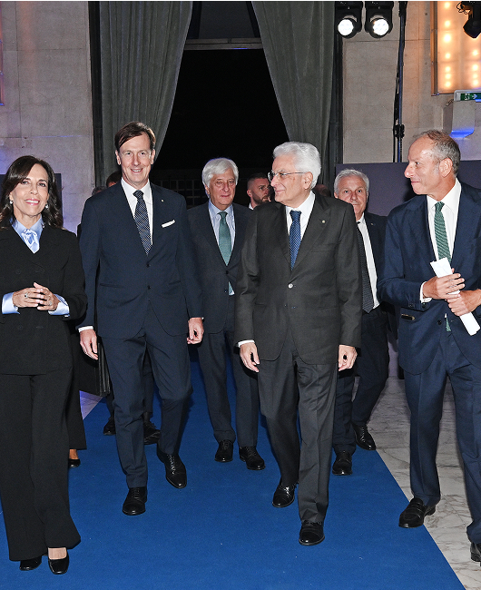 Sergio Mattarella con L'AD di Acea Fabrizio Palermo e altre persone intorno