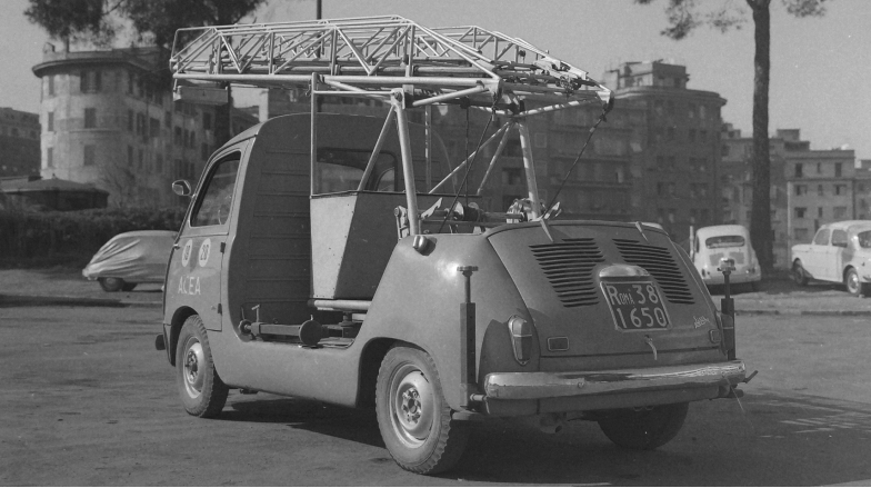 Foto d'epoca in bianco e nero di una vecchia macchina Fiat 600 multipla