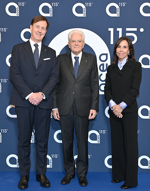 Il Presidente Mattarella in posa con l'AD di Acea Fabrizio Palermo e Barbara Marinali, Presidente di Acea