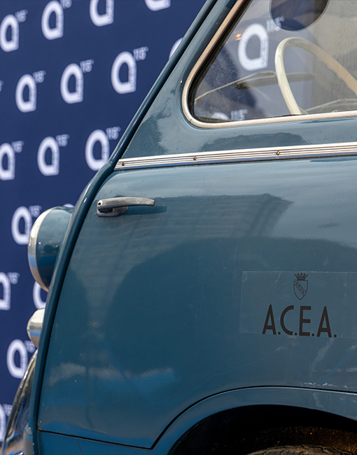 Una Fiat 500 modificata per ospitare una scala in esposizione