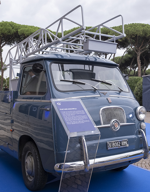 Una Fiat 500 modificata per ospitare una scala in esposizione