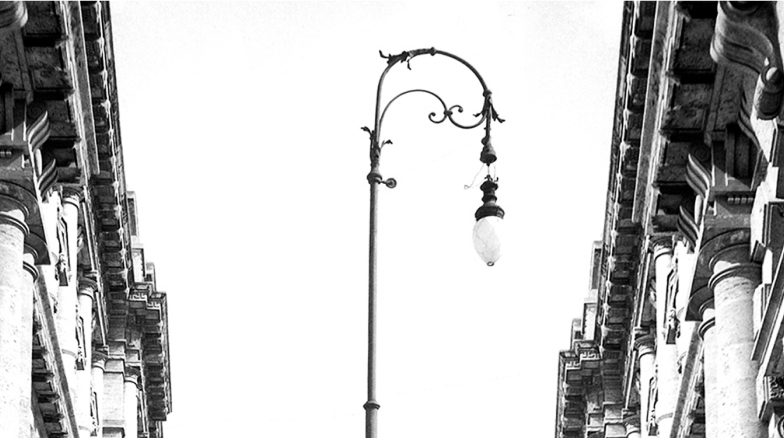 Fotografia d'epoca di un lampione tipico del 1876