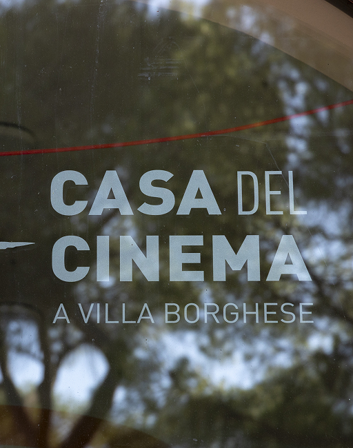 Testo "Casa del Cinema - A Villa Borghese" su una vetrata