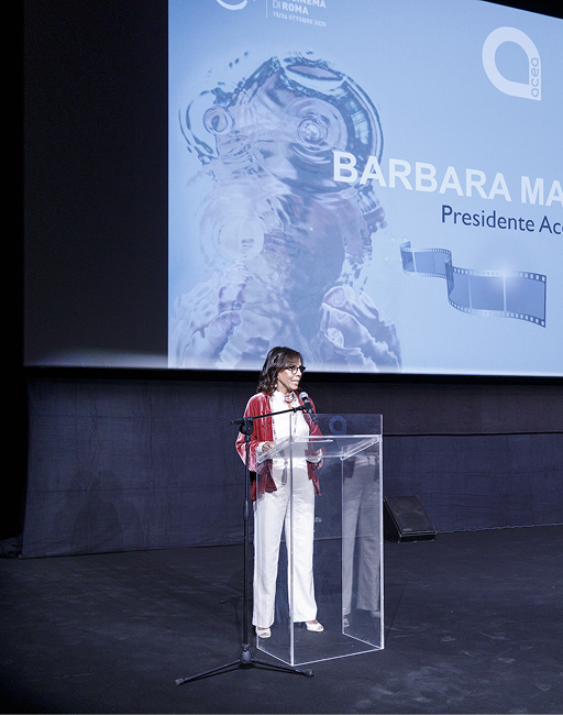 Barbara Marinali, Presidente Acea, tiene un discorso sul palco durante la serata di premiazione del contest "I Mille Volti dell'Acqua"