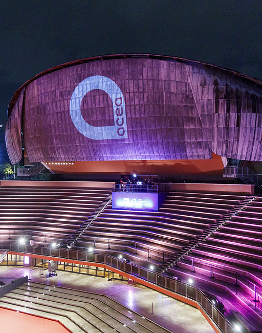 Logo Acea proiettato su un edificio alla Festa del Cinema di Roma 2025