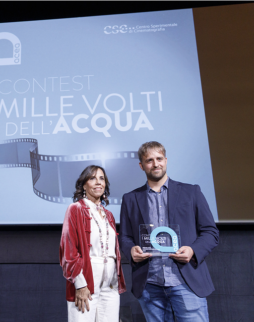 Barbara Marinali posa con Hari Bertoja, autore del cortometraggio vincitore dell'edizione 2025 del contest "I Mille Volti dell'Acqua"