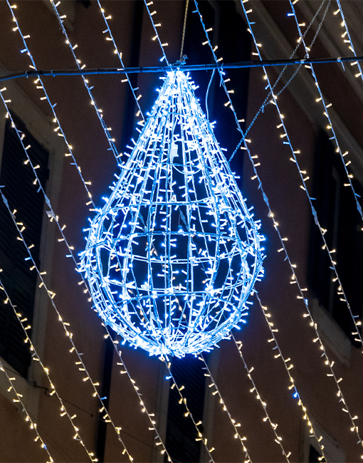 Primo piano della luminaria a forma di goccia