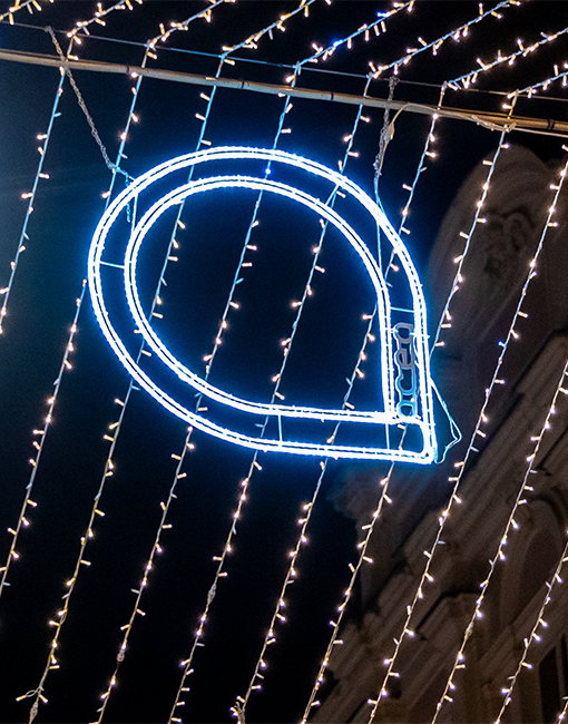 Primo piano della luminaria a forma di logo Acea