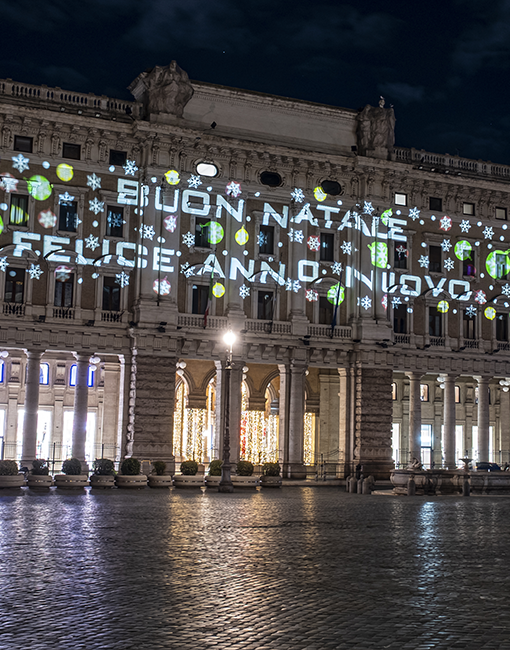 Testo "Buon Natale e Felice Anno Nuovo" proiettato sulla facciata del Palazzo della Presidenza del Consiglio