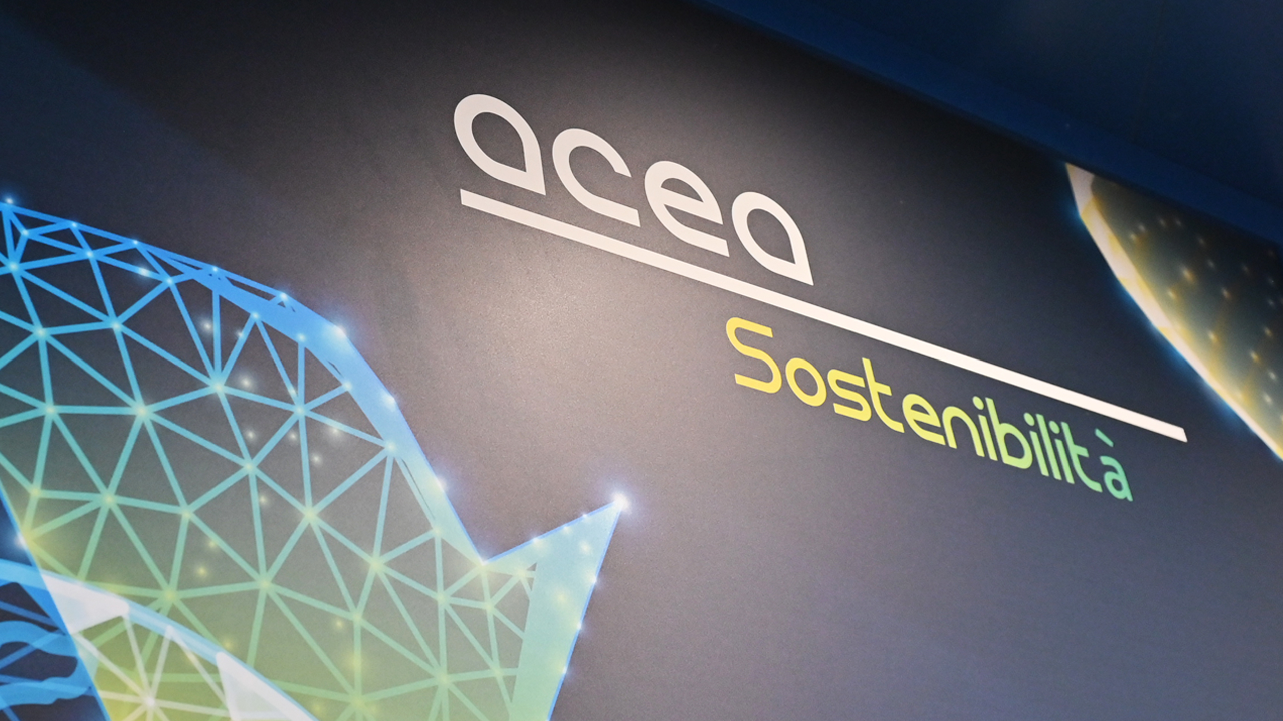 Fotografia di un cartellone con scritto "Acea Sostenibilità"