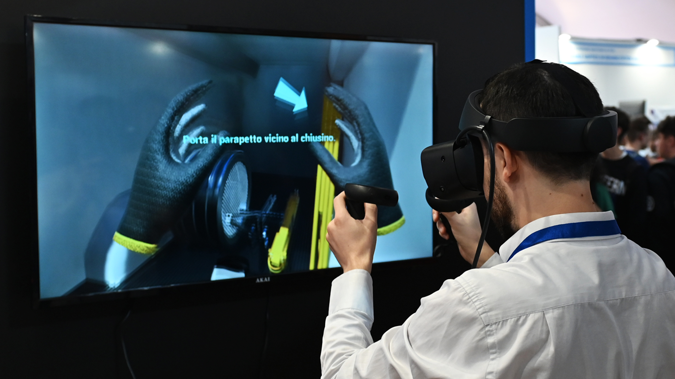 partecipante all'evento che indossa un visore e dei guanti tattili