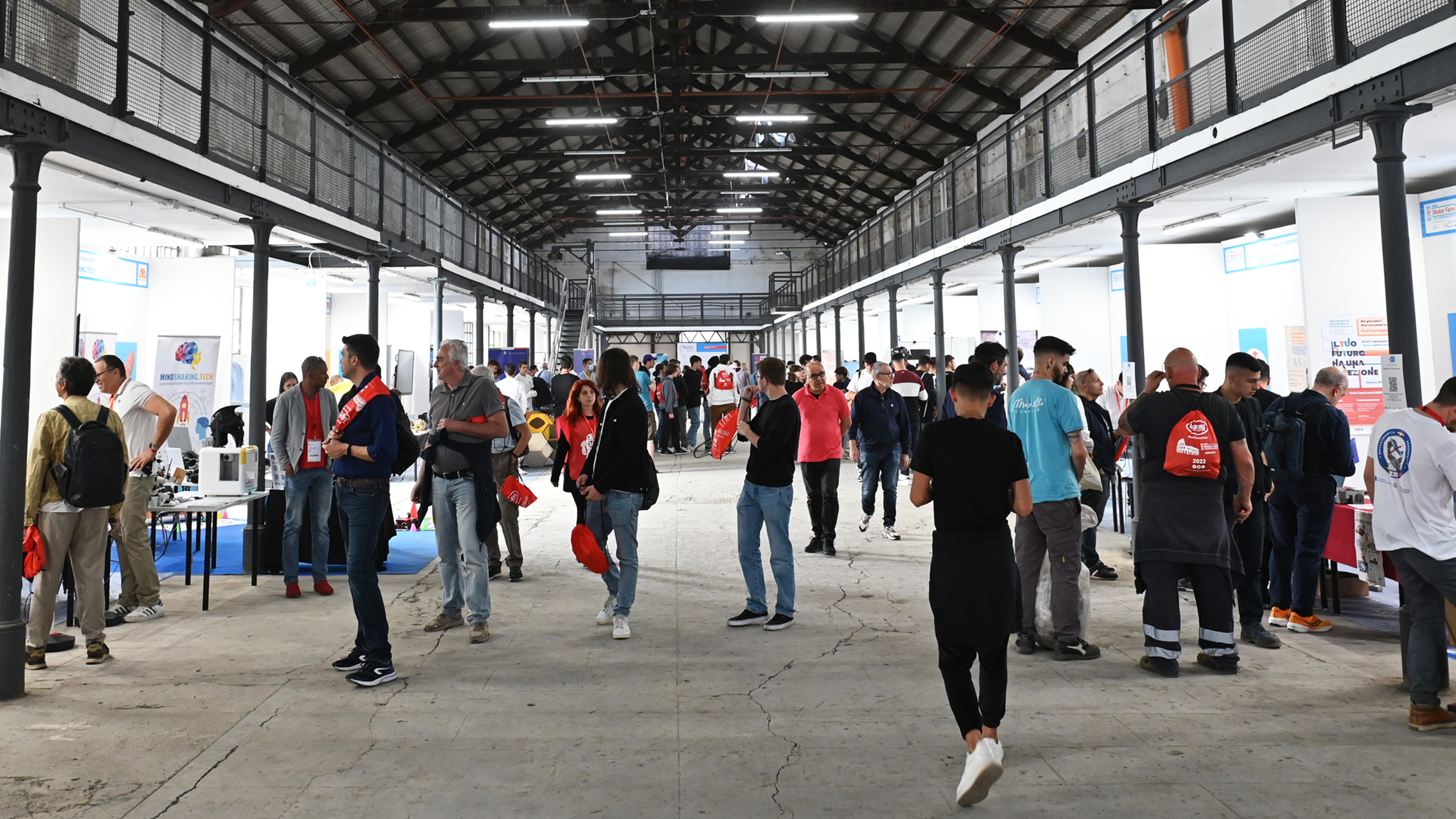 foto da lontano di diversi partecipanti alla fiera