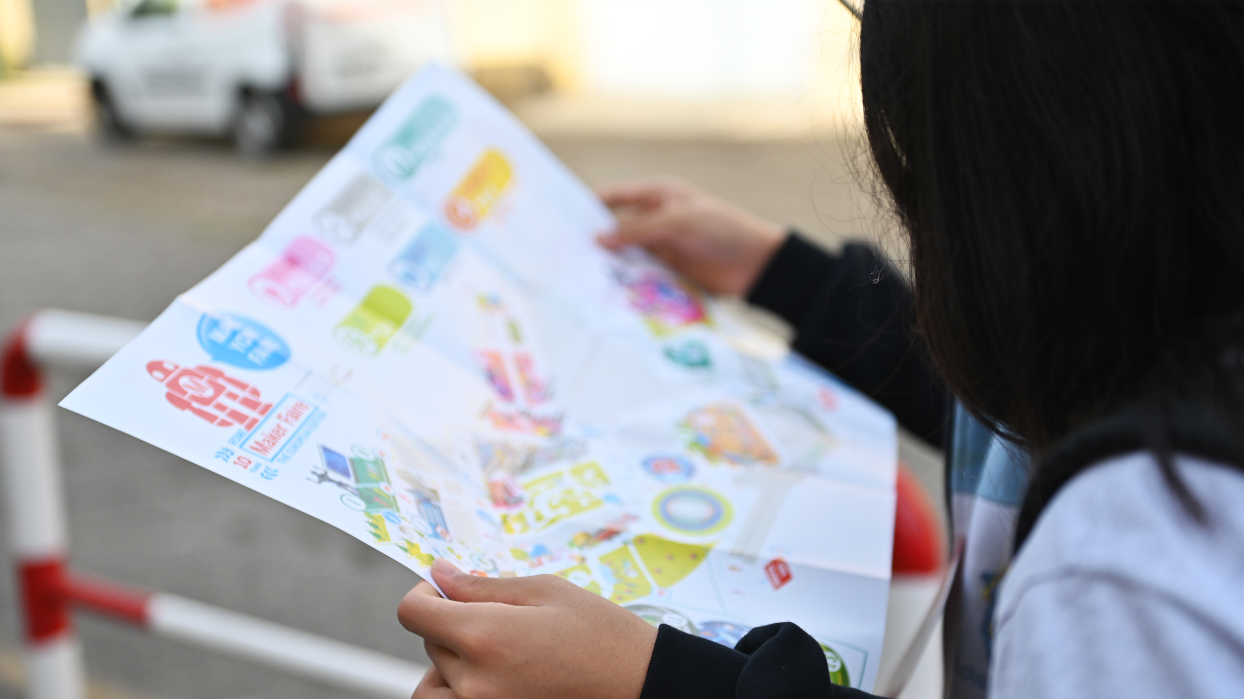 Una persona guarda la mappa dell'edizione 2022 della Maker Faire