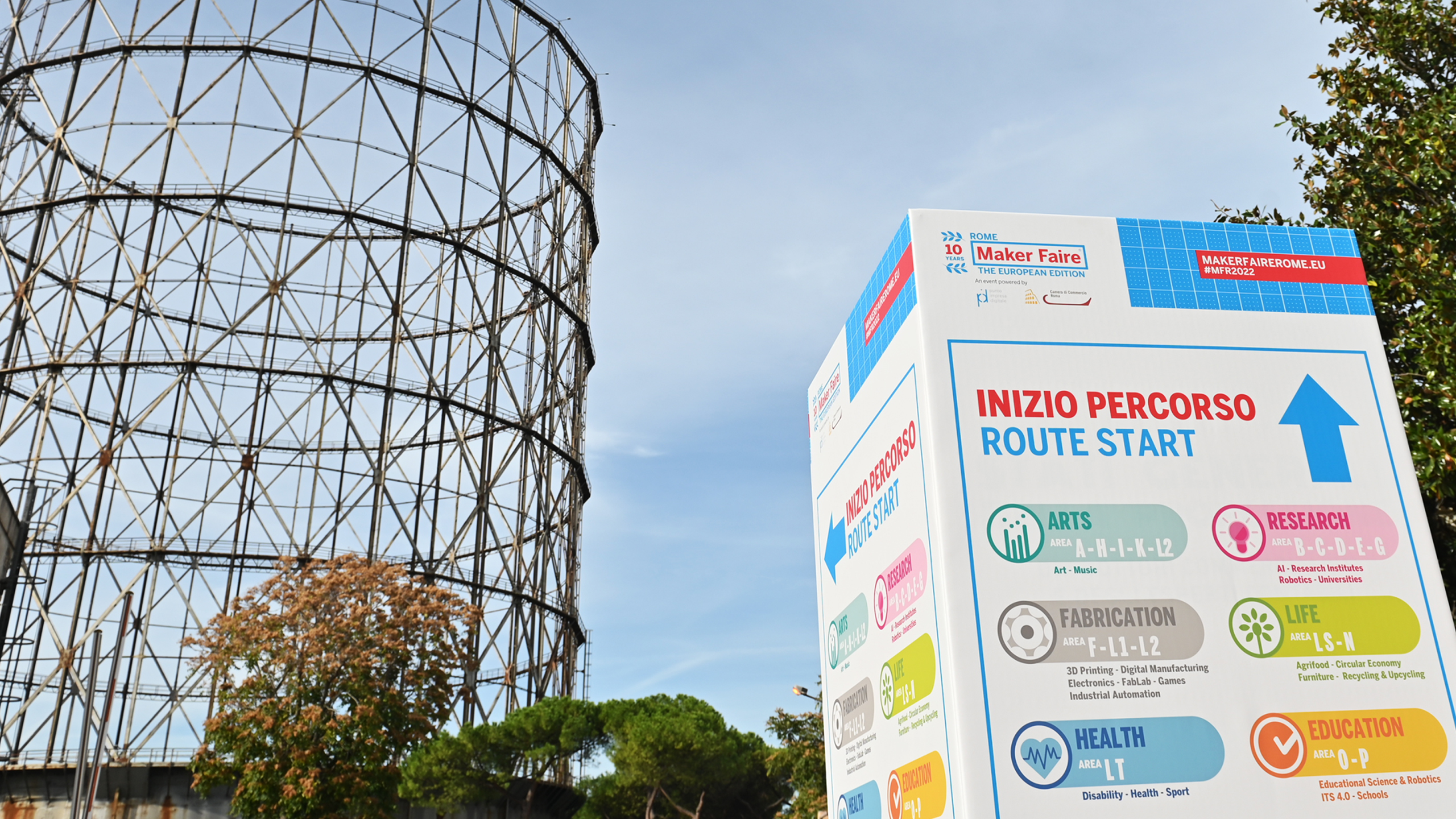 Cartellone del maker faire 2022 con il Gazometro sullo sfondo