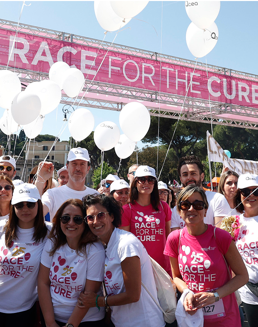 Gruppo di dipendenti Acea sorride all'obiettivo durante l'evento Acea Run For The Cure