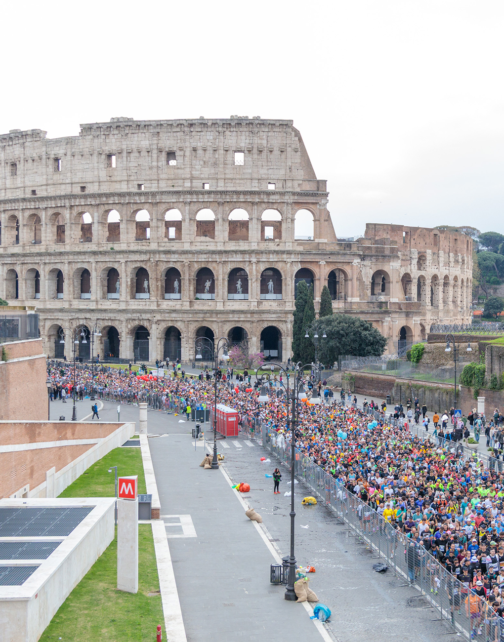 A panoramic view of the crowd of runners in the Acea Run Rome The Marathon 2026 passing near the Colosseum