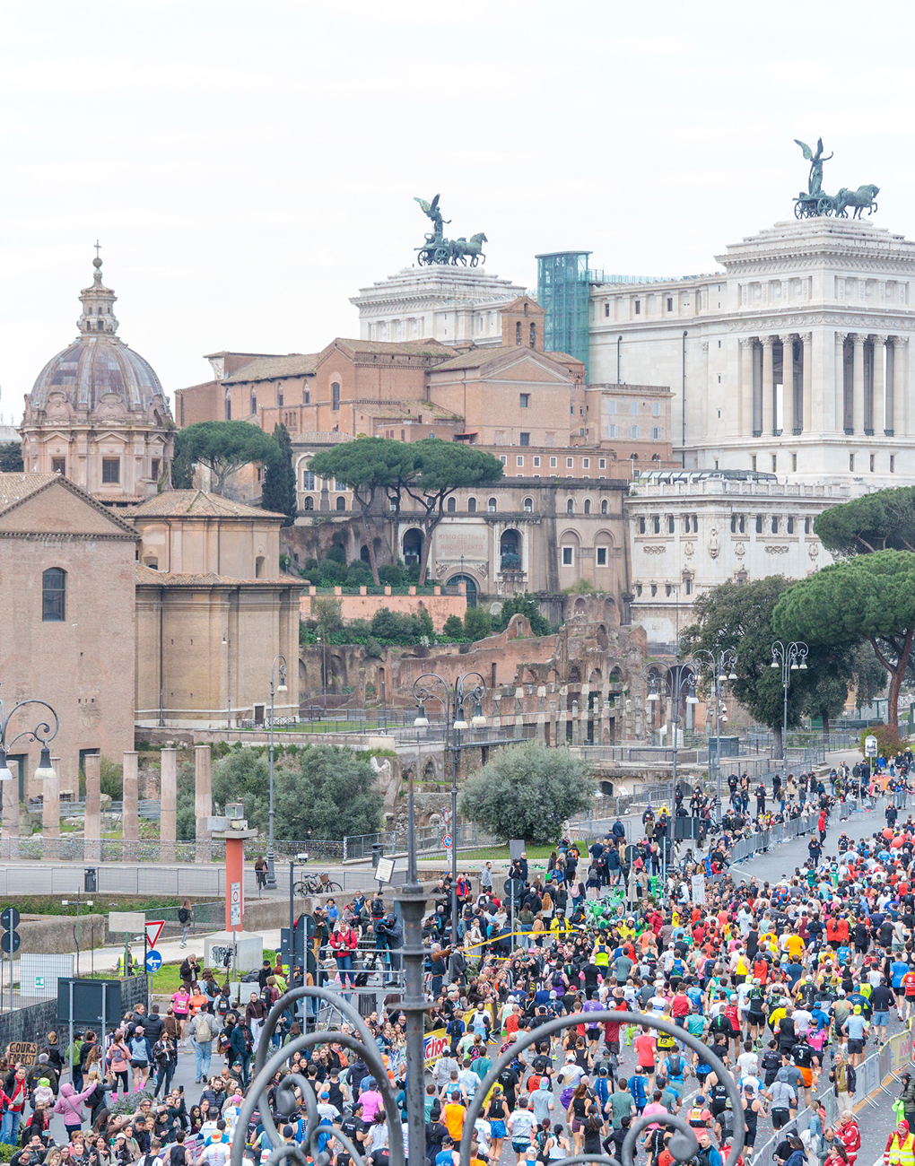 Thousands of runners race down Via dei Fori Imperiali during the Acea Run Rome The Marathon 2026, with the Altare della Patria in the background.