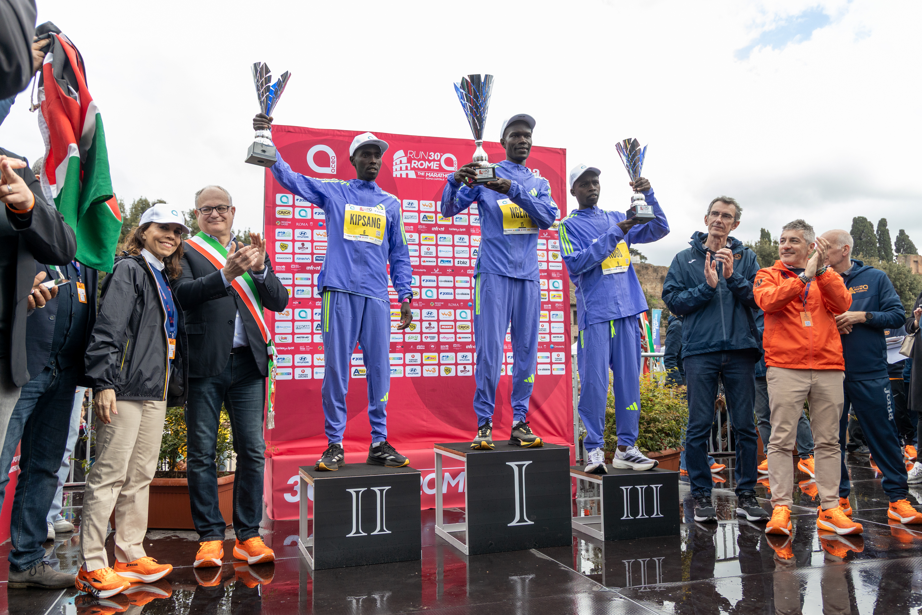 I tre vincitori sul podio con le coppe alzate