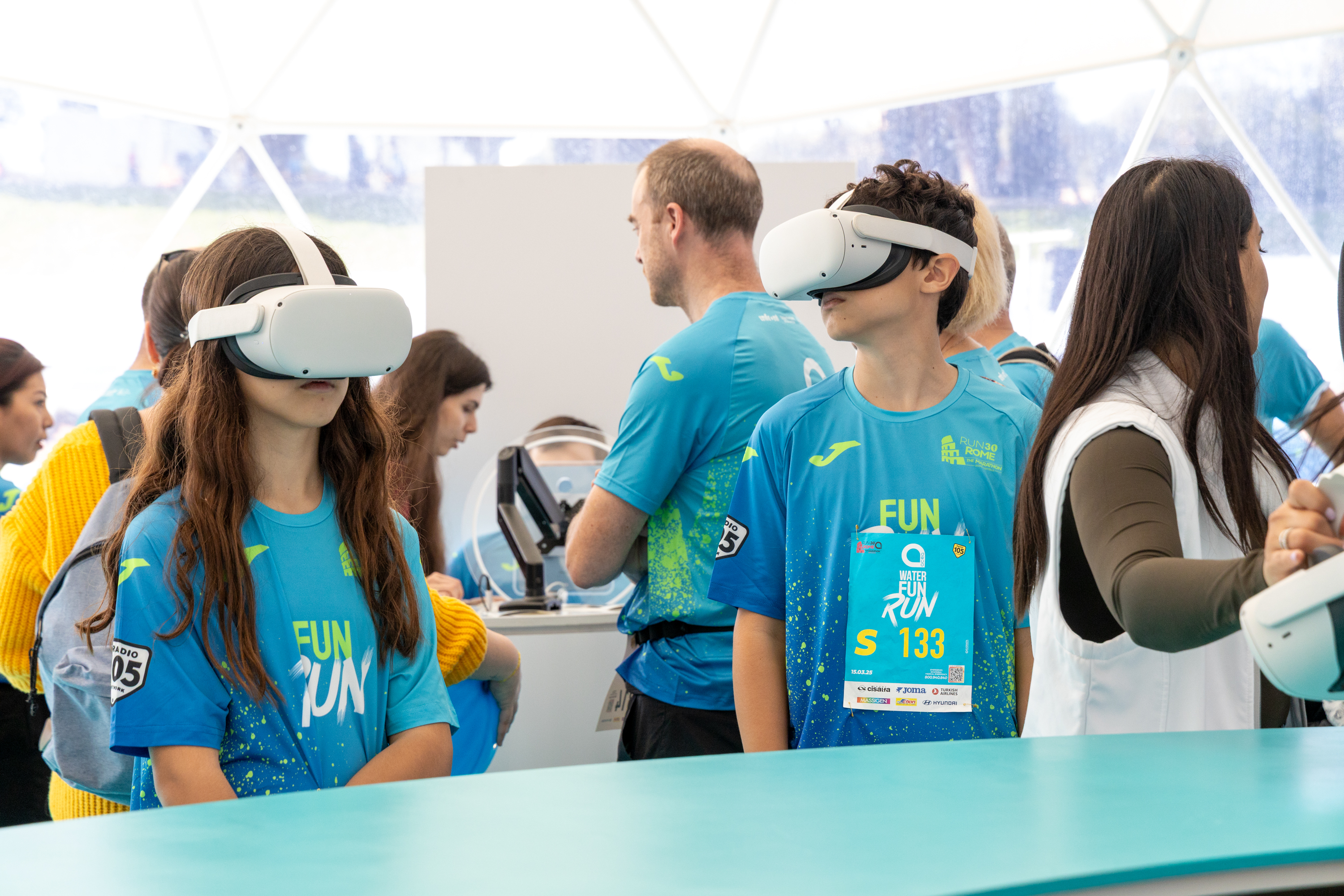 Alcuni giovani partecipanti che indossano dei visori per realtà aumentata