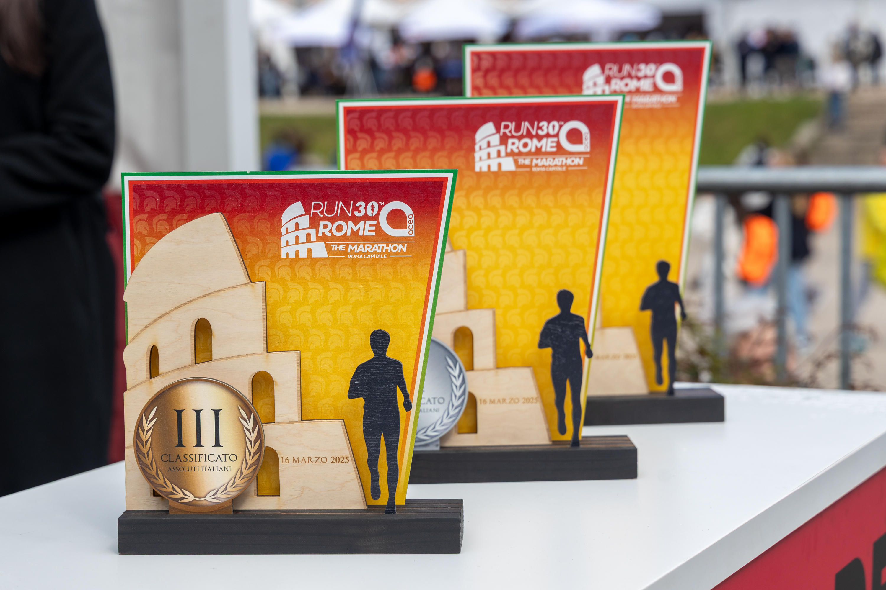 I premi per il primo, secondo e terzo posto fotografati uno dietro l'altro. in primo piano c'è il terzo posto