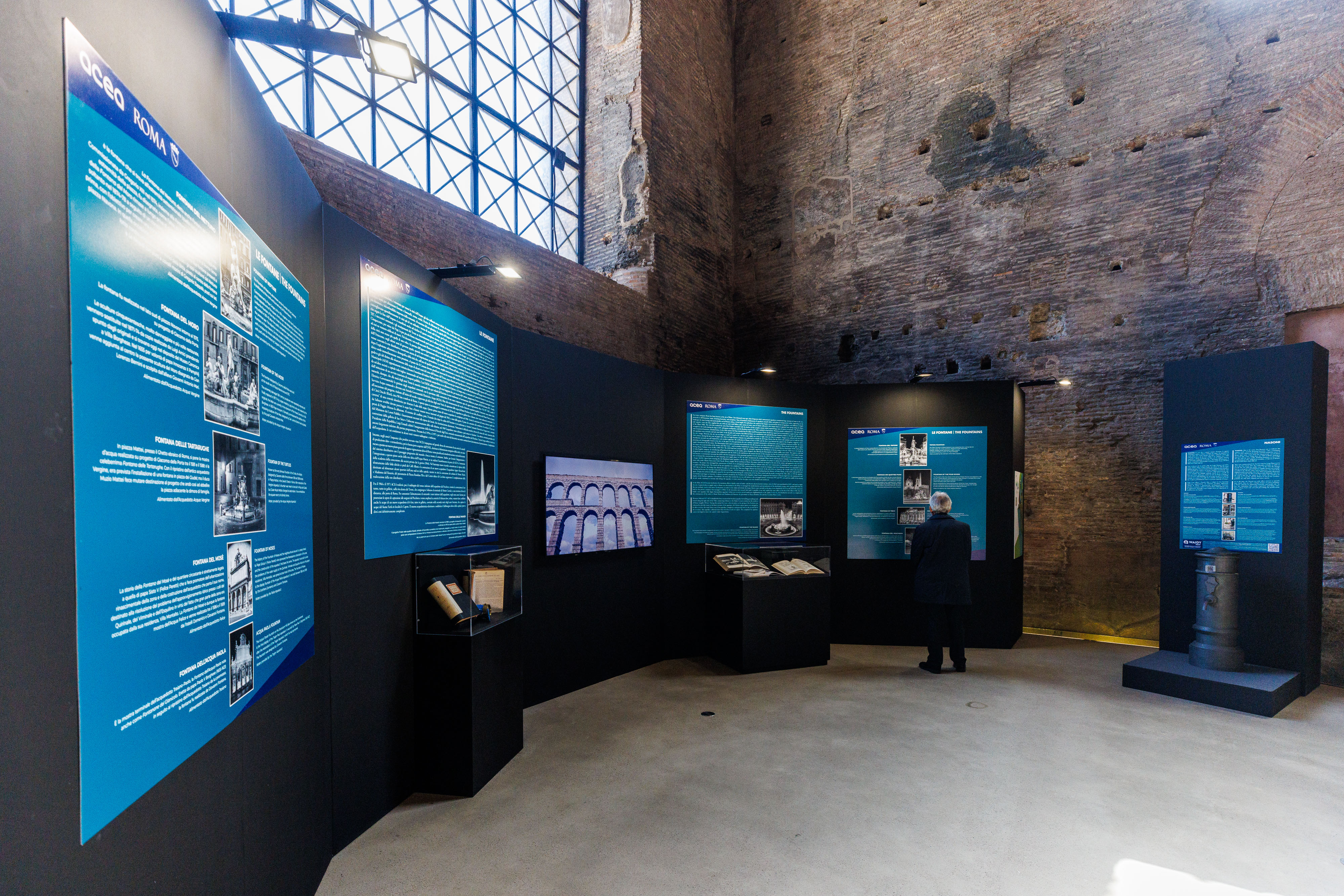 un signore di spalle mentre legge uno dei tanti pannelli informativi presenti alla mostra