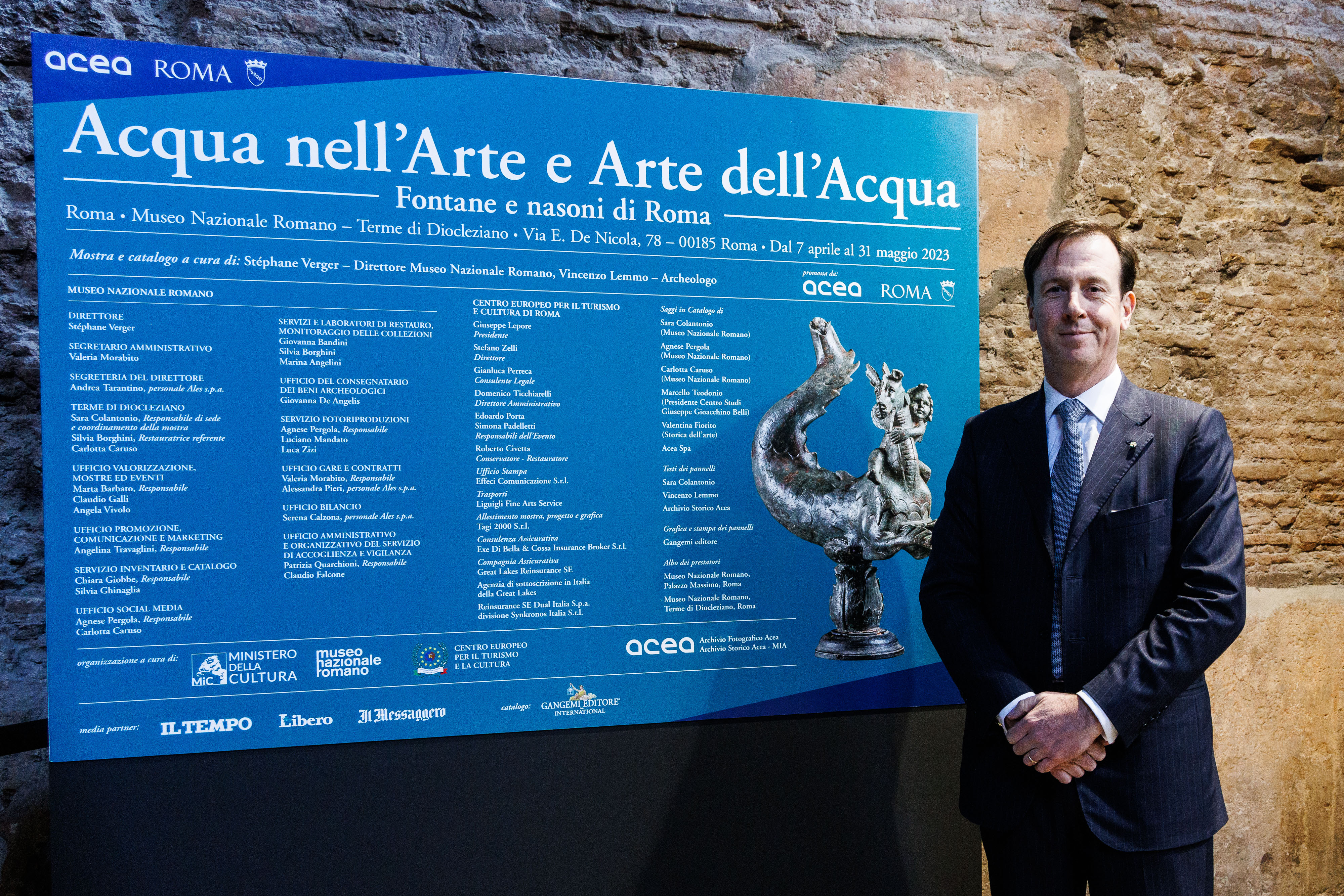 Fabrizio Palermo, Amministratore Delegato di Acea accanto al pannello della mostra che riporta il titolo "acqua nell'arte e arte nell'acqua