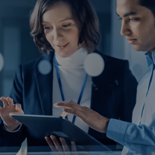 Pesone che parlano davanti ad un tablet