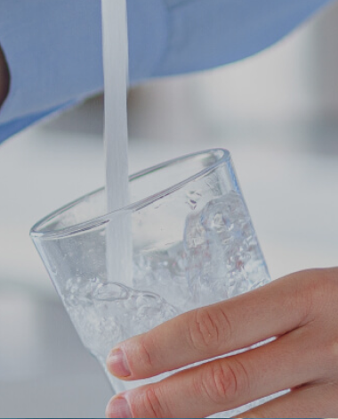 Rubinetto dell'acqua aperto