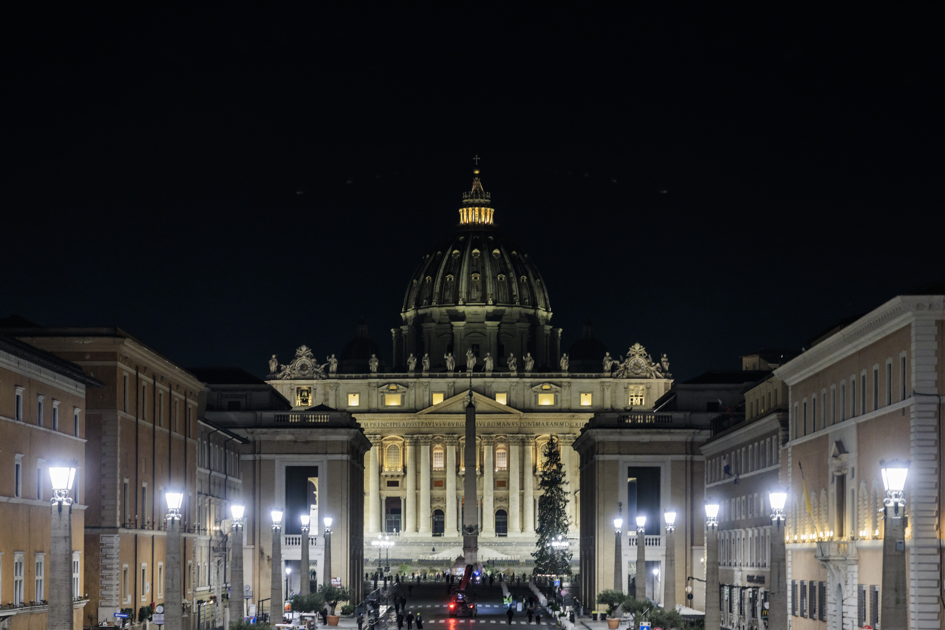 lampioni di Via della conciliazione e Basilica di San Pietro illuminati 