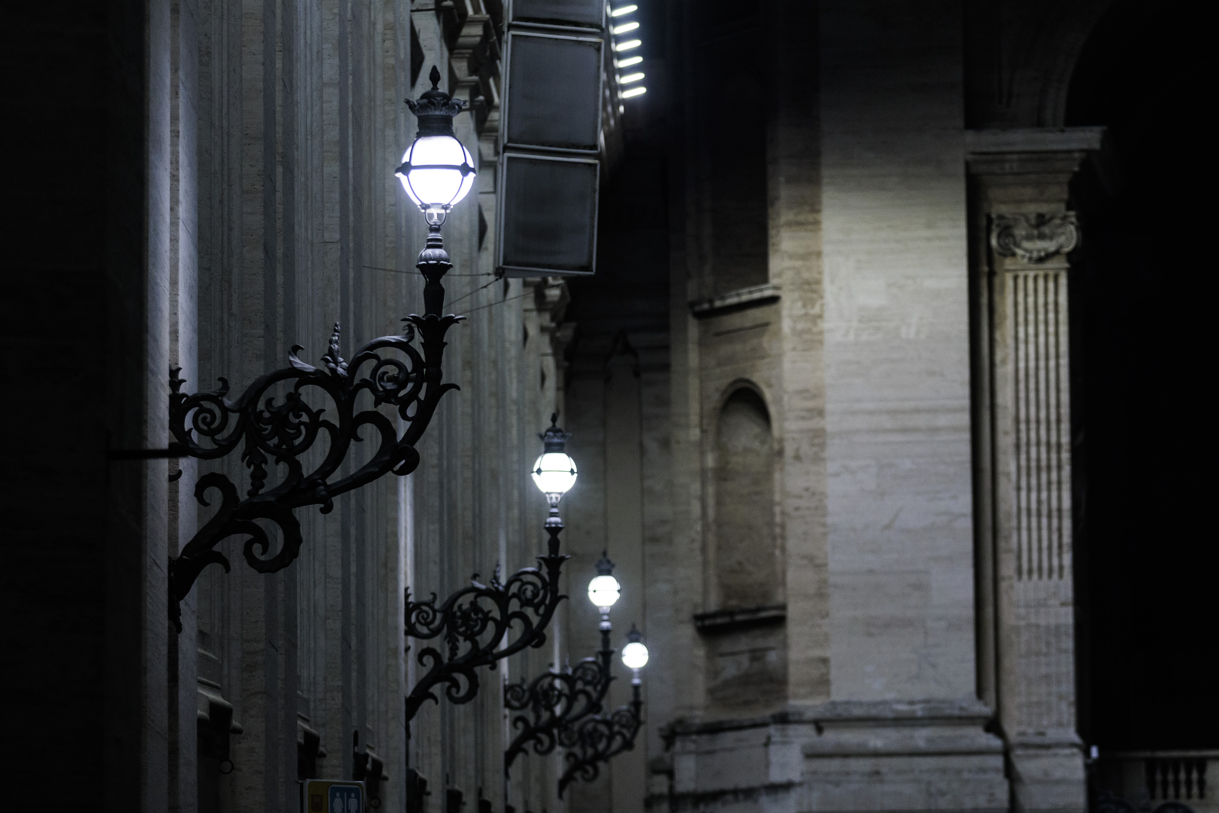 Alcuni lampioni di via della conciliazione illuminati