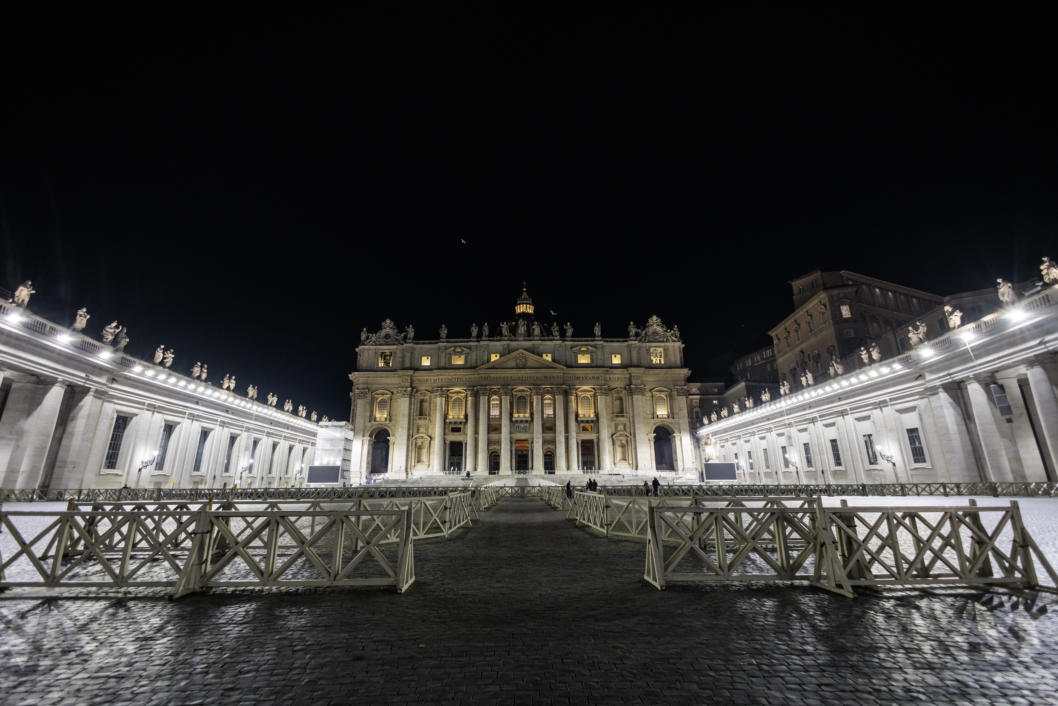 Entrata della Basilica di San Pietro illuminata