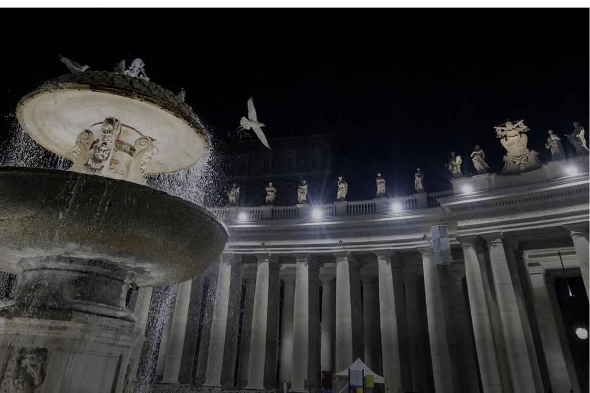 Colonnato del Vaticano illuminato