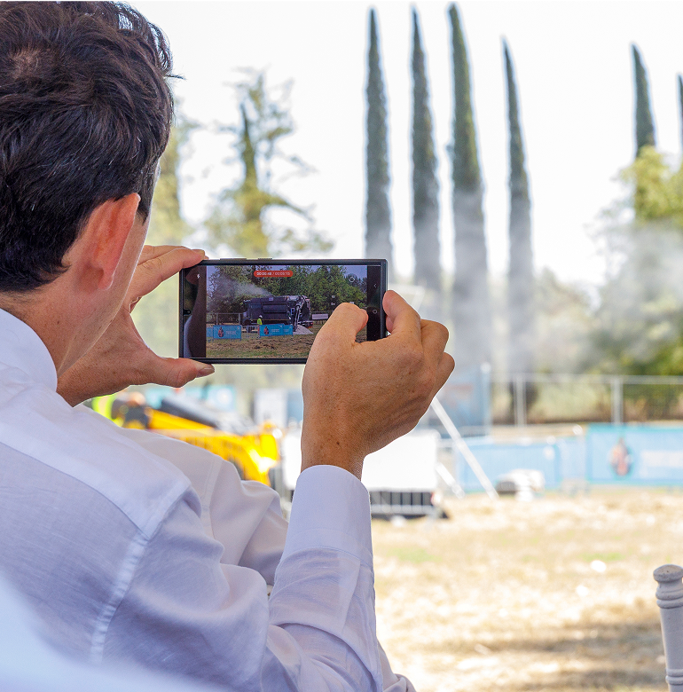 Dipendente Acea scatta una fotografia con lo smartphone della dimostrazione sul campo