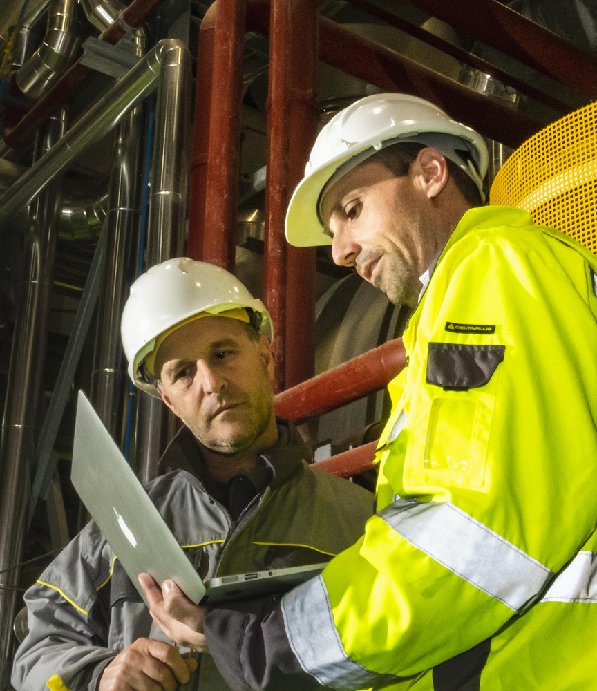 Due operatori Acea, in tenuta antifortunistica, guardano lo schermo di un laptop