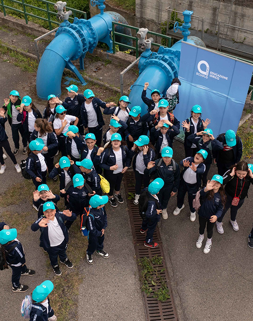 Gruppo di bambini in visita alla sorgente Santa Maria la Foce (SA)