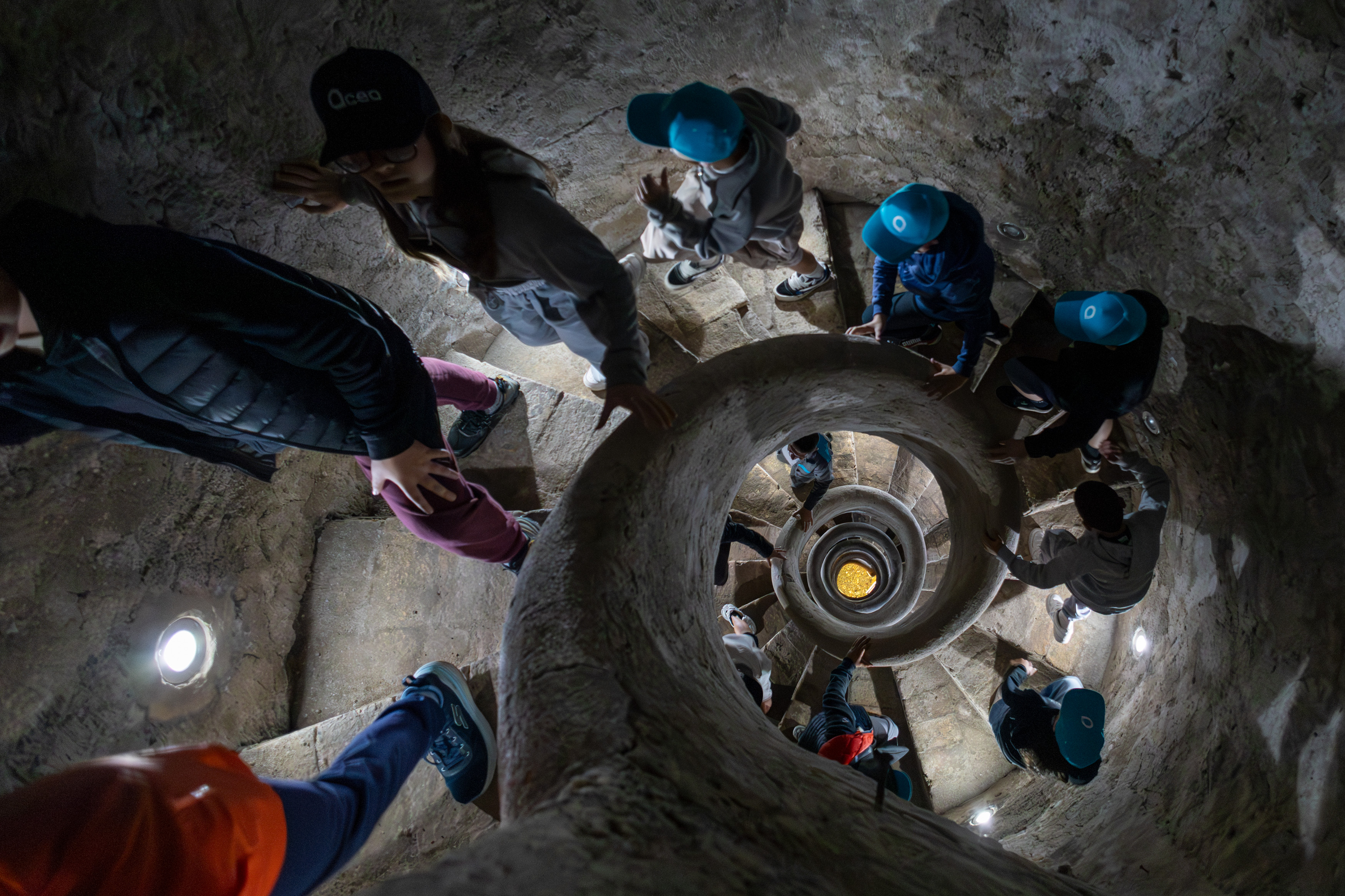 Bambini in piedi di fronte alla fontana