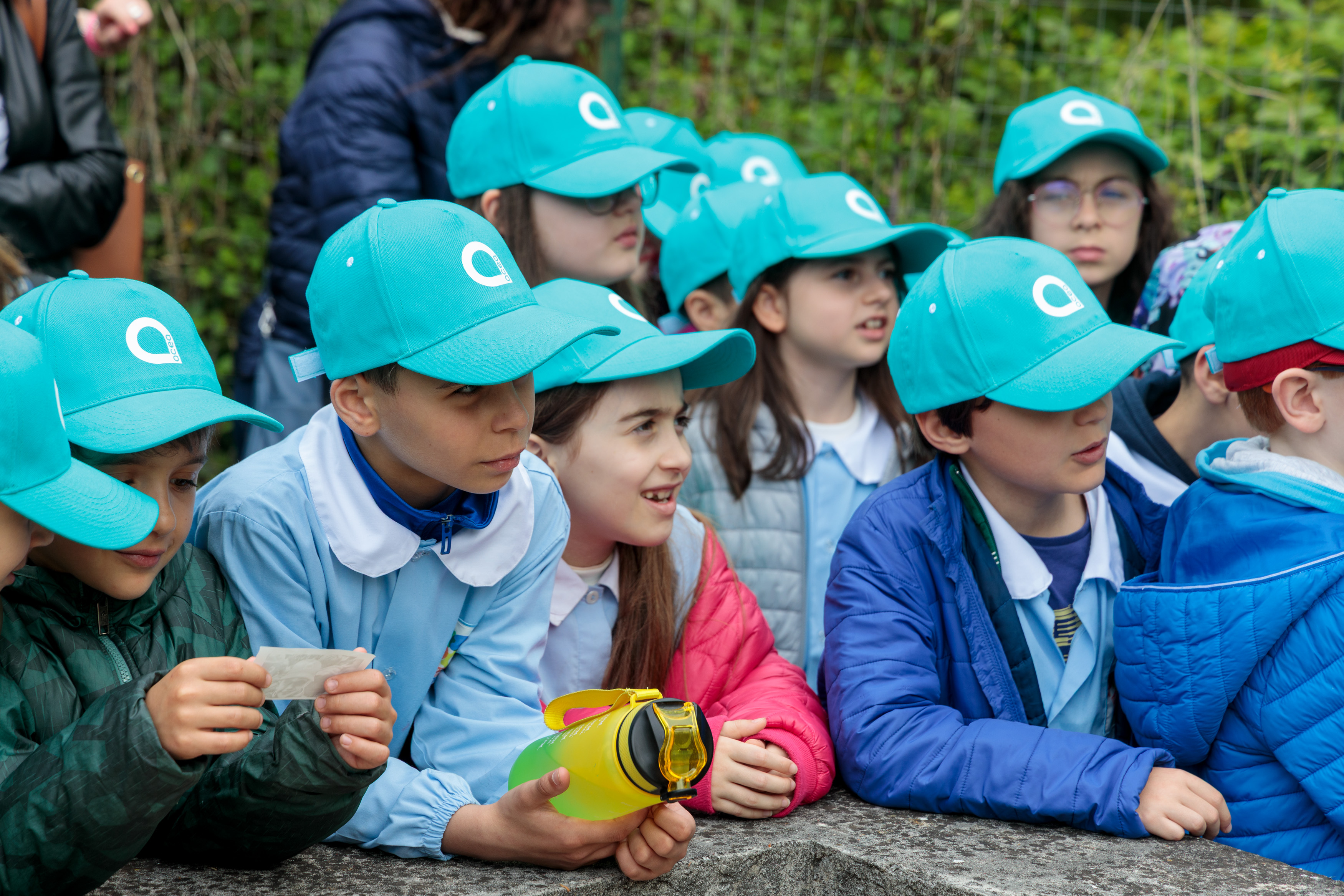 un gruppo di bambini in visita a un impianto acea